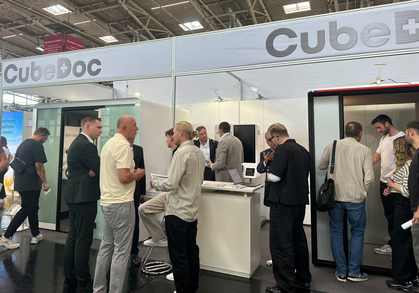 Belebter CubeDoc-Stand auf der expopharm 2026 in München