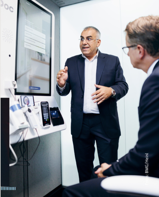 Bundesgesundheitsminister Dr. Carsten Linnemann informiert sich am CubeDoc-Stand über die Technologie. Im Gespräch mit CEO Hubertus Seidler.