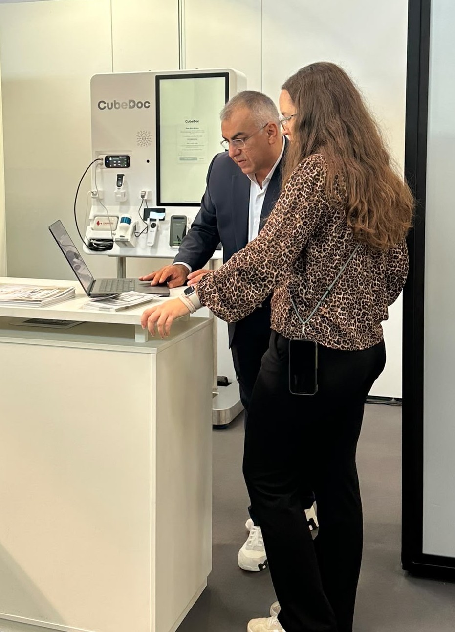 Beratungsgespräch am CubeDoc-Stand der expopharm 2026