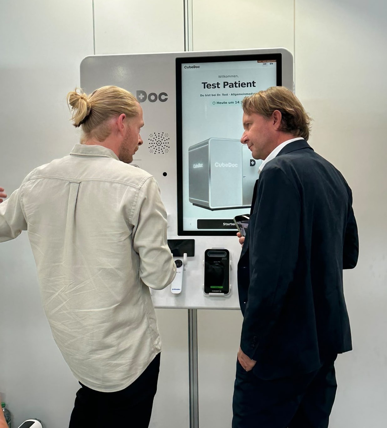 Demo der CubeDoc-Patientensäule auf der expopharm 2026